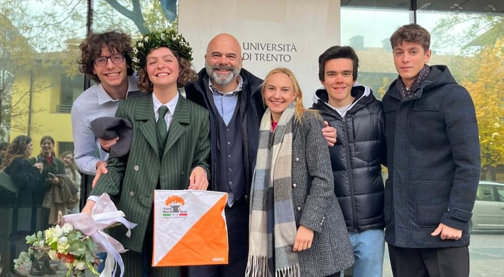 LAUREA: CONFETTI ROSSI PER L